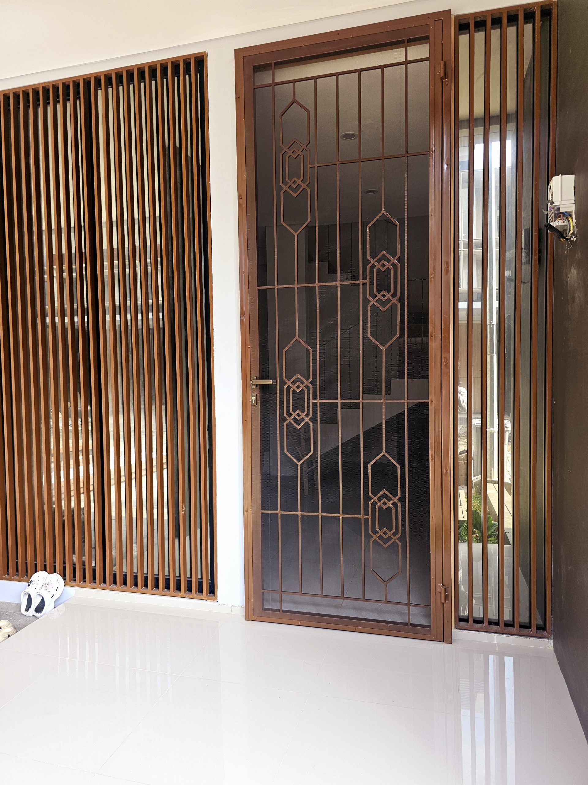 Pintu pengaman kasa nyamuk